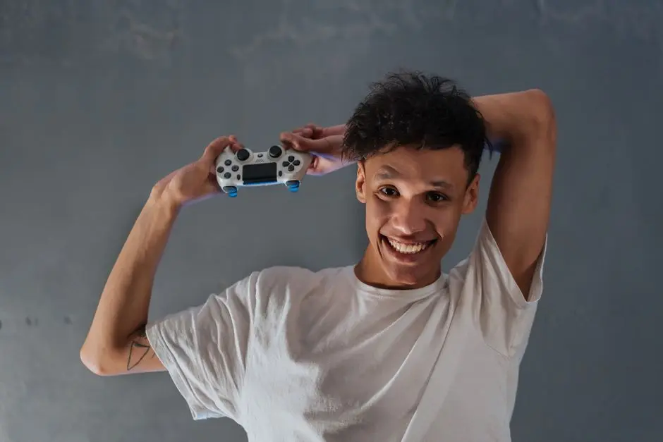Pemain sedang memegang gamepad di depan laptop dengan latar kamar kosong