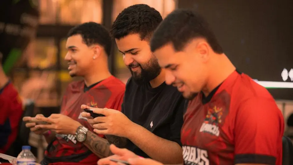 Pemain kasual sedang mengatur kontrol game di ponsel